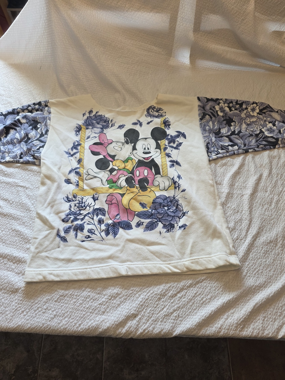 vintage Disney Mickey and Minnie Mouse white top features blue floral pattern Xl